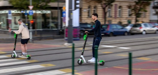 Messze még a villanyrollerek törvényi szabályozása - HVG cikk